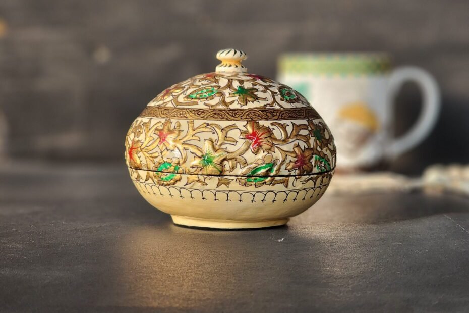 Mid century modern box : Kashmiri paper mache chinar embossed-